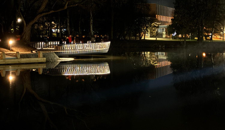 Na soutoku Malše a Vltavy se rozsvítilo nové molo. V noci na něm září souhvězdí