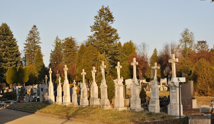 Výtržník nebo návštěva ze záhrobí? Na opavském hřbitově řádil neviditelný kritik