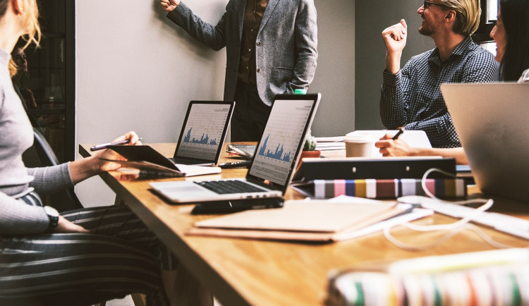 Česko nad průměrem EU v digitálních dovednostech. Roste využití AI a cloudu