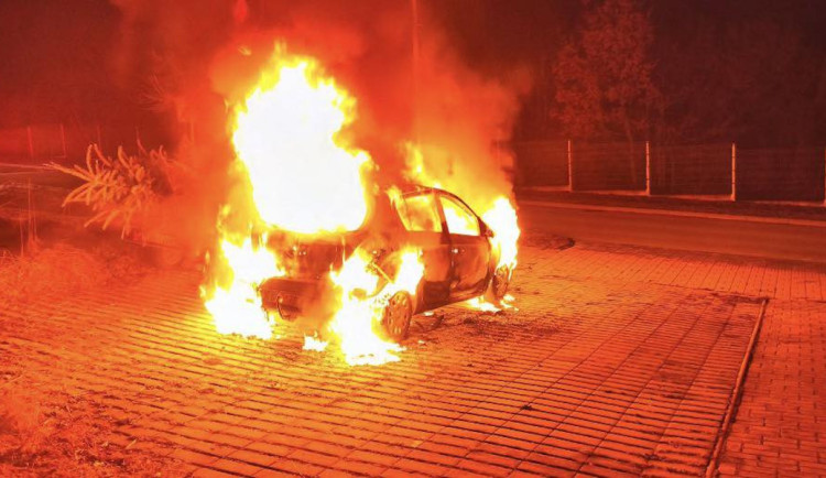 Policie dopadla žháře z Hluboké. Motiv útoku na auta zastupitele je stále nejasný