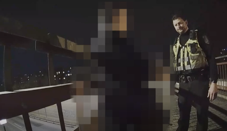 VIDEO: Plačící mladík seděl na mostě a myslel na sebevraždu. Zachránili ho strážníci