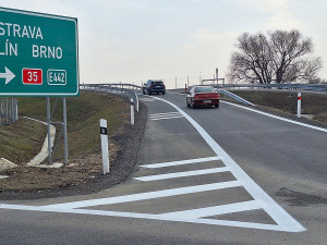 Více značek kvůli zmatkařům. Rušný kruháč pod D35 u Olomouce čeká úprava