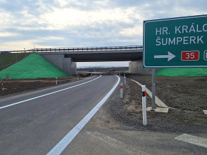 Více značek kvůli zmatkařům. Rušný kruháč pod D35 u Olomouce čeká úprava