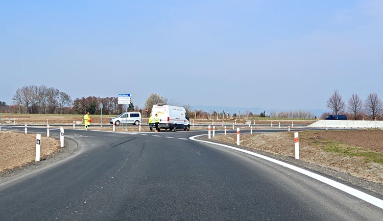Na okružní křižovatce D35 u Olomouce probíhá od úvodu týdne obnova dopravního značení