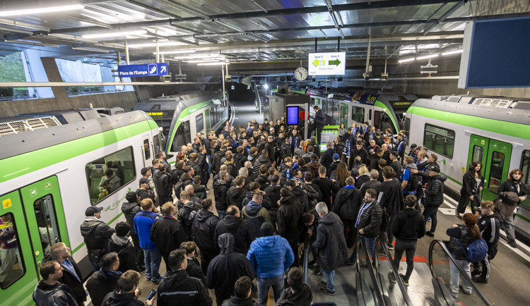 Fanoušci Sigmy v Lausanne, kde přejížděli na utkání krátký úsek vlakem