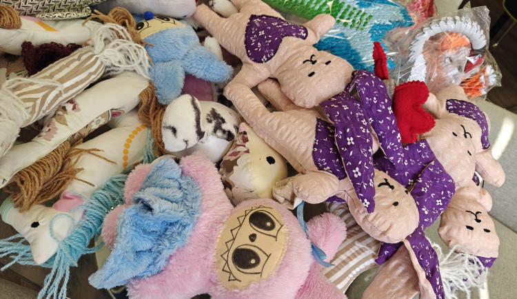 Vězni v Ostravě vyrábí hračky, putují k maminkám s dětmi v nouzi