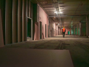 Rozestavěný superpavilon je dominantou areálu FN Olomouc. Hrubá stavba už bude hotová