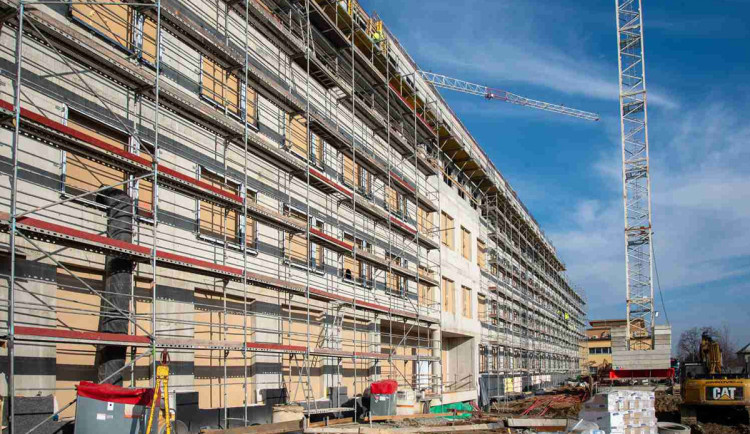 Rozestavěný superpavilon je novou dominantou areálu FN Olomouc