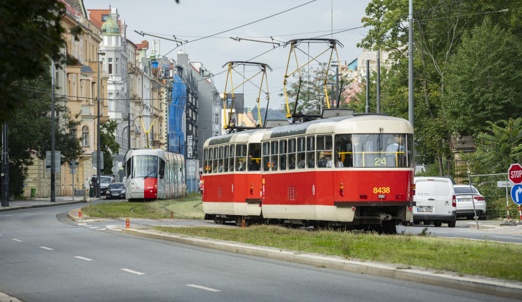 Tramvaj srazila v Praze dívku, ta zraněním na místě podlehla