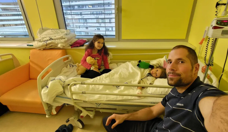 VIDEO: Jedna dcera má vývojové onemocnění, další trpí bolestmi. Rodina z České Vsi potřebuje pomoc