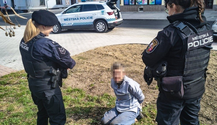 S šíleným řevem zaútočila agresivní žena na řidičku stojící u parkovacího automatu