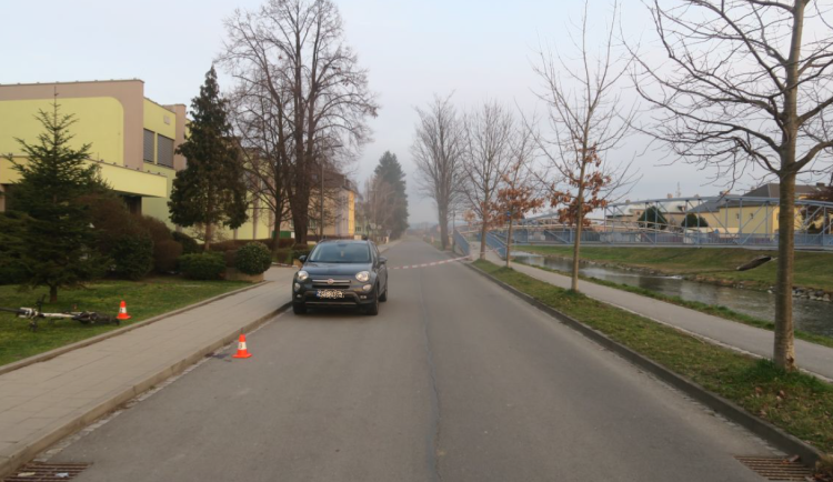 Devatenáct minut bojovali o život. Cyklistu v Opavě oživoval svědek i záchranáři