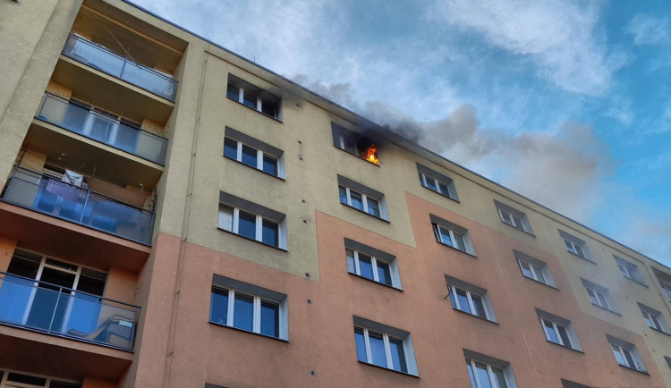 Ženu vytáhli z hořícího bytu a resuscitovali. Při požáru se zranili i dva policisté
