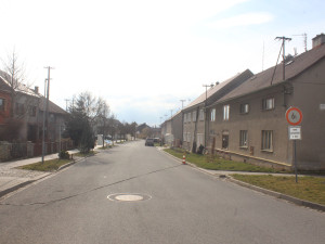 Traktorista v Přáslavicích vyvrátil tři elektrické sloupy. Zapomněl na nakládací rameno