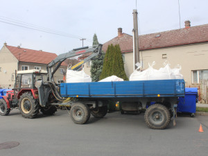 Traktorista v Přáslavicích vyvrátil tři elektrické sloupy. Zapomněl na nakládací rameno