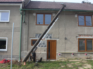 Traktorista v Přáslavicích vyvrátil tři elektrické sloupy. Zapomněl na nakládací rameno