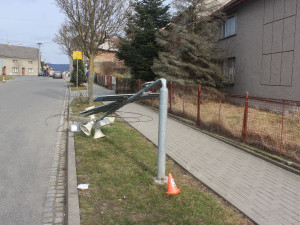 Traktorista v Přáslavicích vyvrátil tři elektrické sloupy. Zapomněl na nakládací rameno