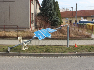 Traktorista v Přáslavicích vyvrátil tři elektrické sloupy. Zapomněl na nakládací rameno