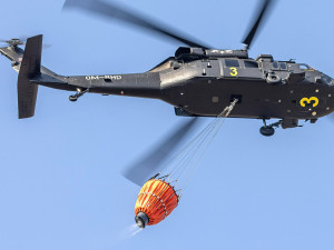 Černý jestřáb nad Přerovem. Letci s ikonickými vrtulníky trénují zásahy u obřích požárů