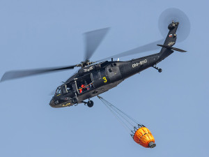 Černý jestřáb nad Přerovem. Letci s ikonickými vrtulníky trénují zásahy u obřích požárů