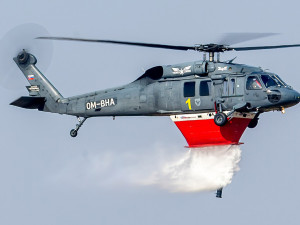 Černý jestřáb nad Přerovem. Letci s ikonickými vrtulníky trénují zásahy u obřích požárů