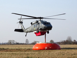 Černý jestřáb nad Přerovem. Letci s ikonickými vrtulníky trénují zásahy u obřích požárů