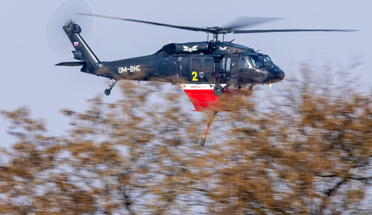 Vrtulníky Black Hawk UH-60 nacvičují letecké hašení na přerovském letišti