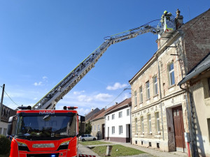 Silný vítr v Olomouckém kraji lámal stromy. Hasiči měli od rána už téměř padesát výjezdů