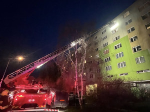 Na Nových Sadech hořel v sedmém patře balkon. Hasiči k požáru šplhali po žebříku
