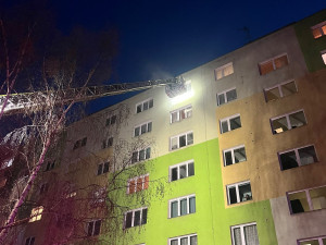 Na Nových Sadech hořel v sedmém patře balkon. Hasiči k požáru šplhali po žebříku