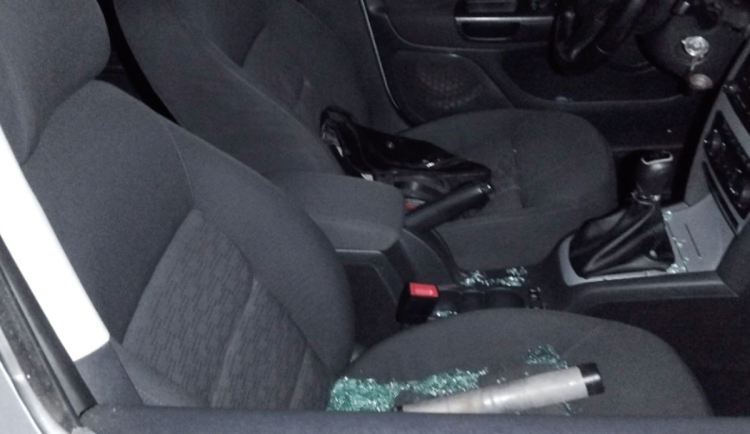 Muž v Brně šmejdil v cizím autě s baterkou a šroubovákem, před strážníky prchal