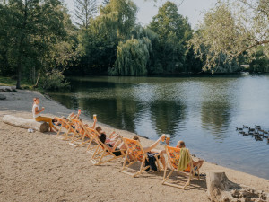 Poděbrady se probouzejí do nové sezony. Návštěvníky lákají víkendové akce i posezení u vody