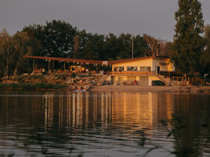 Poděbrady se probouzejí do nové sezony. Návštěvníky lákají víkendové akce i posezení u vody