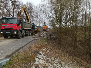 Zbrusu novou cyklostezku Romže u Konice přerušila uzavírka. U Konice se opravuje most
