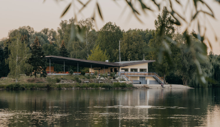 Poděbrady se probouzejí do nové sezony. Návštěvníky lákají víkendové akce i posezení u vody