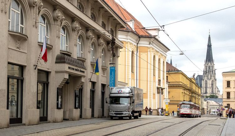 Na budově Muzea umění v Olomouci vlála vlajka Ukrajiny od roku 2022