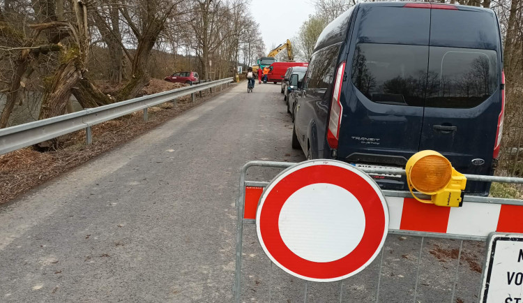 Zbrusu novou cyklostezku Romže u Konice přerušila uzavírka. U Konice se opravuje most
