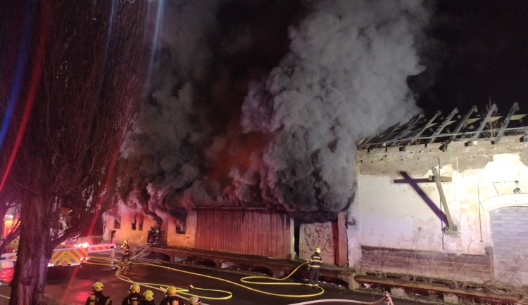 Náročná noc pro hasiče: Likvidovali požár skladové haly v Ostrově na Karlovarsku