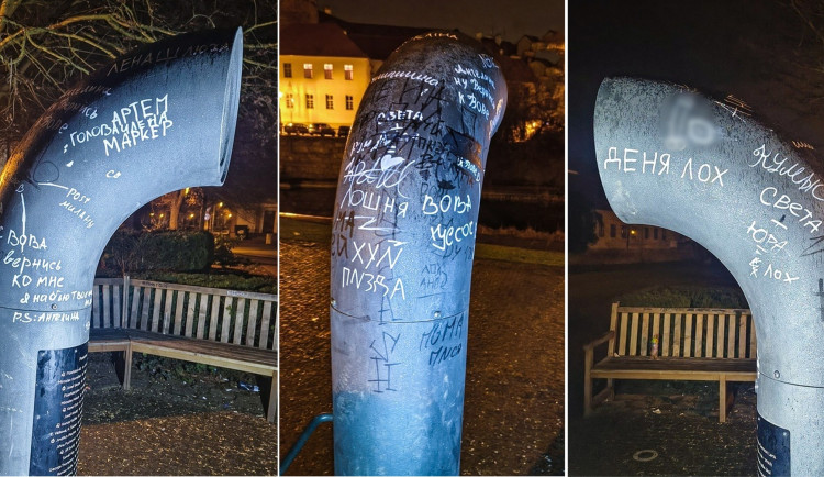 Nápisy v azbuce a vulgárními obrázky vyzdobil vandal velmi populární Poesiomat