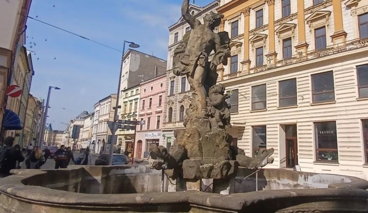 Olomouc opraví Merkurovu kašnu v centru města. Má ucpané trysky a prosakuje z ní voda