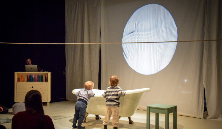 Lázně pro děti i rodinné drama. Jihočeské divadlo chystá pestré jaro plné premiér