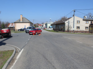 Osmnáctiletý řidič nedal přednost. Ve Veselíčku skončil s autem na střeše