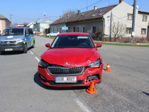 Osmnáctiletý řidič nedal přednost. Ve Veselíčku skončil s autem na střeše