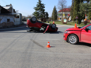 Osmnáctiletý řidič nedal přednost. Ve Veselíčku skončil s autem na střeše