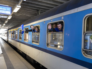 VIDEO: Modrobílý expres je v Mohuči. Stovky fanoušků podpoří Sigmu v klíčové bitvě