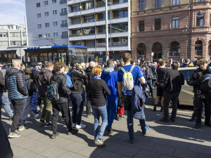 VIDEO: Modrobílý expres je v Mohuči. Stovky fanoušků podpoří Sigmu v klíčové bitvě