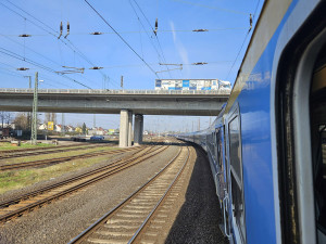 VIDEO: Modrobílý expres je v Mohuči. Stovky fanoušků podpoří Sigmu v klíčové bitvě