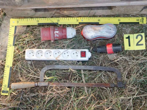 Za krádežemi jezdil taxíkem. V Křelově a okolí muž ukradl kabely a další věci za čtvrt milionu