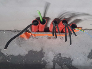 Za krádežemi jezdil taxíkem. V Křelově a okolí muž ukradl kabely a další věci za čtvrt milionu