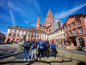 VIDEO: Modrobílý expres je v Mohuči. Stovky fanoušků podpoří Sigmu v klíčové bitvě